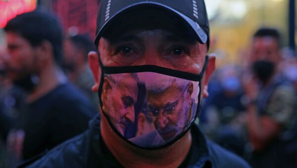 Homem usa máscara protetora com imagem dos militares assassinados pelos EUA Qassem Soleimani e Abu Mahdi al-Muhandis, em Kerbala, Iraque, 7 de outubro de 2020 - Sputnik Brasil