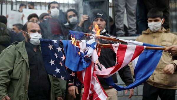 Manifestantes queimam bandeiras dos EUA e Israel em ato de repúdio ao assassinato de Mohsen Fakhrizadeh, Teerã, Irã, 28 de novembro de 2020 - Sputnik Brasil