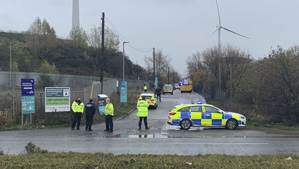 Policiais comparecem ao local de uma grande explosão, quinta-feira, 3 de dezembro de 2020, próximo à cidade de Bristol, no sudoeste do Reino Unido - Sputnik Brasil