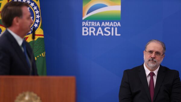 O presidente Jair Bolsonaro e o procurador-geral da República, Augusto Aras, em Brasília, em abril de 2020 - Sputnik Brasil