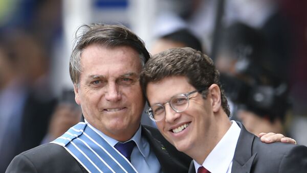 Presidente Jair Bolsonaro participa de cerimônia do Dia do Aviador e da Força Aérea Brasileira, em Brasília, ao lado do ministro Ricardo Salles, do Meio Ambiente, no dia 23 de outubro de 2020 - Sputnik Brasil