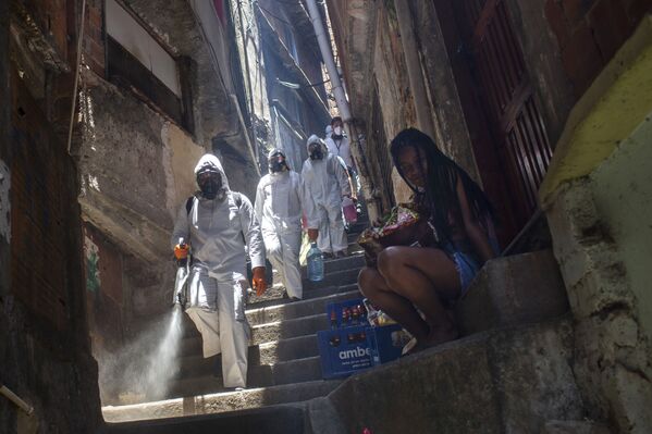 Voluntários desinfectam ruas na favela Santa Marta, no Rio de Janeiro
 - Sputnik Brasil