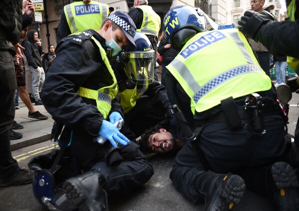 Polícia de Londres detém manifestantes que protestam contra as medidas restritivas impostas devido à pandemia de coronavírus
 - Sputnik Brasil