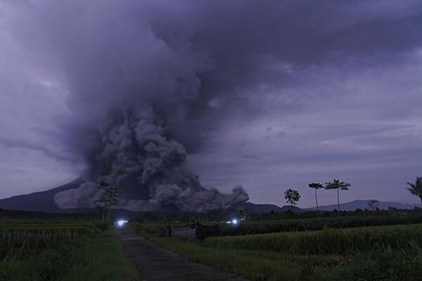 Erupção do vulcão Semeru na província de Java Oriental, Indonésia
 - Sputnik Brasil