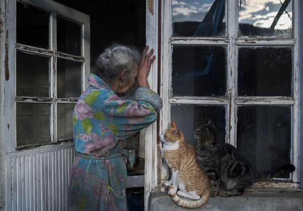 Mulher idosa perto de sua casa na cidade de Lachin (Berdzor) em Nagorno-Karabakh
 - Sputnik Brasil