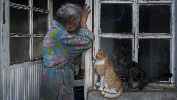Mulher idosa perto de sua casa na cidade de Lachin (Berdzor) em Nagorno-Karabakh - Sputnik Brasil