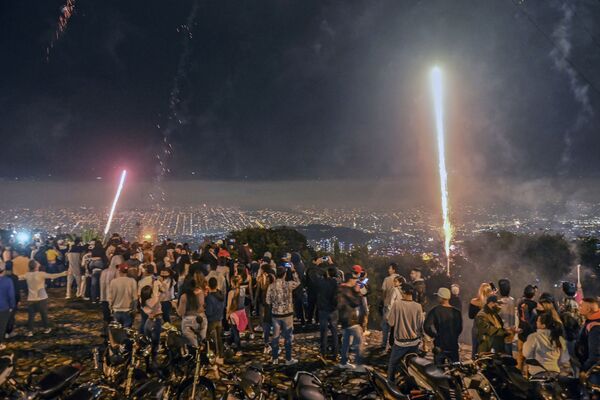 Fogos de artifício durante a festa de Alborada em Medellín, Colômbia
 - Sputnik Brasil