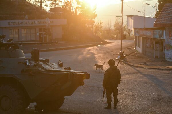 Militares da força de paz russa em uma rua da cidade de Lachin (Berdzor) em Nagorno-Karabakh
 - Sputnik Brasil