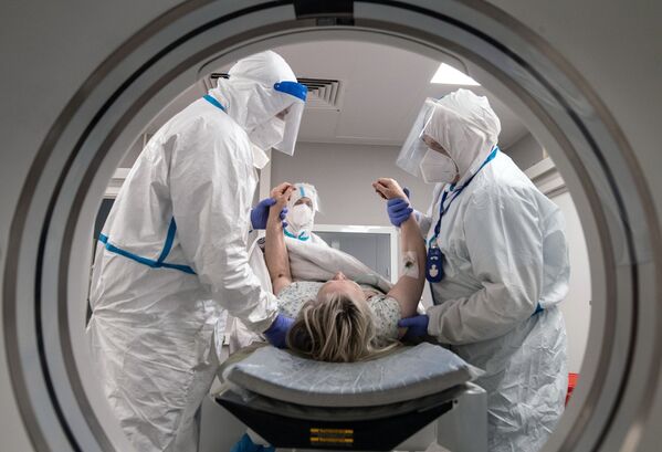 Profissionais de saúde e pacientes na sala de tomografia computadorizada em um hospital para doentes com COVID-19
 - Sputnik Brasil