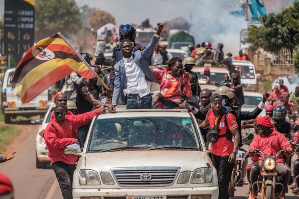 Robert Kyagulanyi, um músico e político ugandense também conhecido como Bobi Wine, saúda seus apoiadores
 - Sputnik Brasil