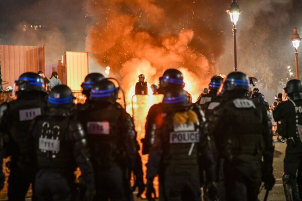 Policiais durante protestos em Paris contra a atuação das forças de segurança contra migrantes e as emendas à lei da Segurança Nacional
 - Sputnik Brasil