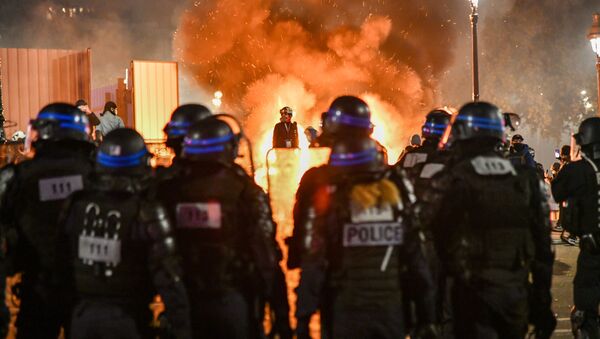 Policiais durante protestos em Paris contra a atuação das forças de segurança contra migrantes e as emendas à lei da Segurança Nacional - Sputnik Brasil