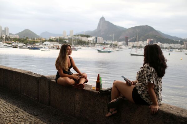 Jovens sentadas à beira-mar no Rio de Janeiro
 - Sputnik Brasil