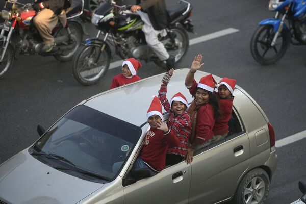 Crianças com trajes de Papai Noel antes das celebrações de Natal em Islamabad, Paquistão
 - Sputnik Brasil