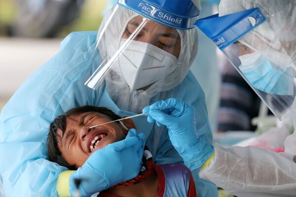 Profissional de saúde faz um teste para coronavírus em Klang, Malásia
 - Sputnik Brasil