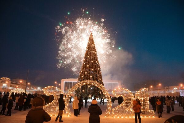 Fogos de artifício durante a cerimônia solene de iluminação da primeira Árvore de Natal do país em Yakutsk, Rússia
 - Sputnik Brasil