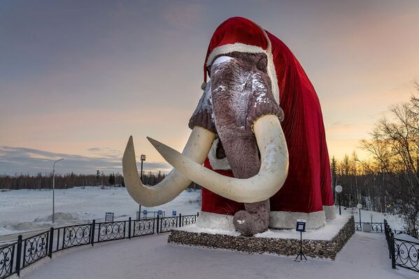 Enorme estátua de mamute fantasiada de Papai Noel à entrada da cidade de Salekhard, Rússia
 - Sputnik Brasil