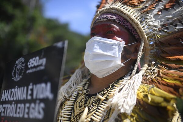 Ninawá Huni Kui, presidente da Federação do Povo Huni Kui do estado do Acre, protestando contra exploração de petróleo na região da Amazônia, 4 de dezembro de 2020 - Sputnik Brasil