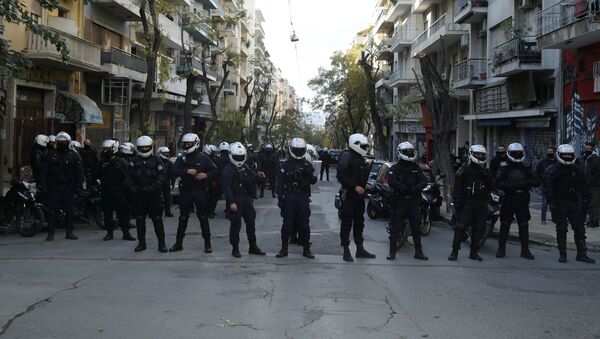 Polícia grega prepara cordão de segurança durante manifestações em homenagem ao 12º aniversário de morte do jovem Alexis Grigoropoulos em Atenas - Sputnik Brasil
