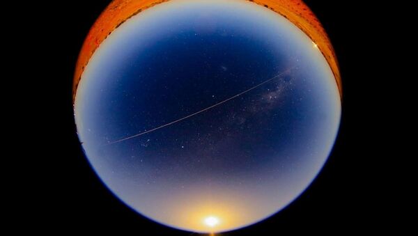 Imagem revela bola de fogo em volta da cápsula da sonda Hayabusa2 ao entrar na atmosfera da Terra - Sputnik Brasil