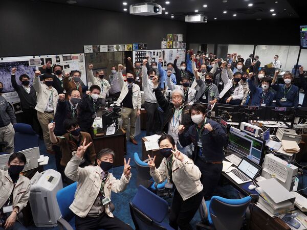 Em Sagamihara, no Japão, equipe de controle da missão da sonda Hayabusa2 comemora sucesso de operação de reentrada da cápsula com amostras de asteroide - Sputnik Brasil