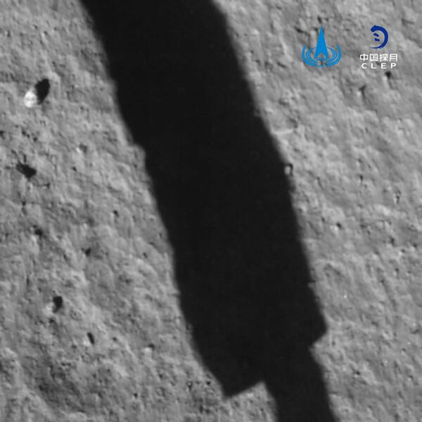Imagem obtida pela espaçonave Chang'e 5 após seu pouso na Lua - Sputnik Brasil