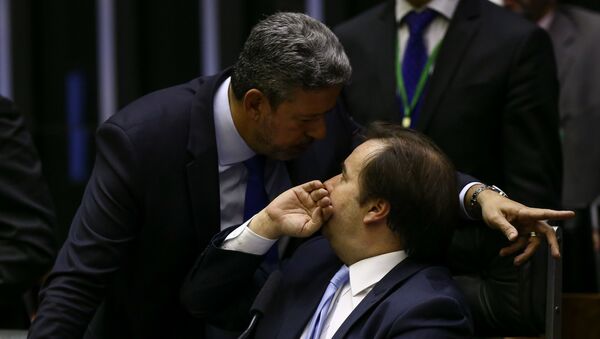 Em Brasília, o deputado Arthur Lira (PP-AL), à esquerda, conversa com presidente da Câmara dos Deputados, Rodrigo Maia (DEM-RJ), à direita, durante votação da reforma da Previdência, em 11 de julho de 2019 - Sputnik Brasil