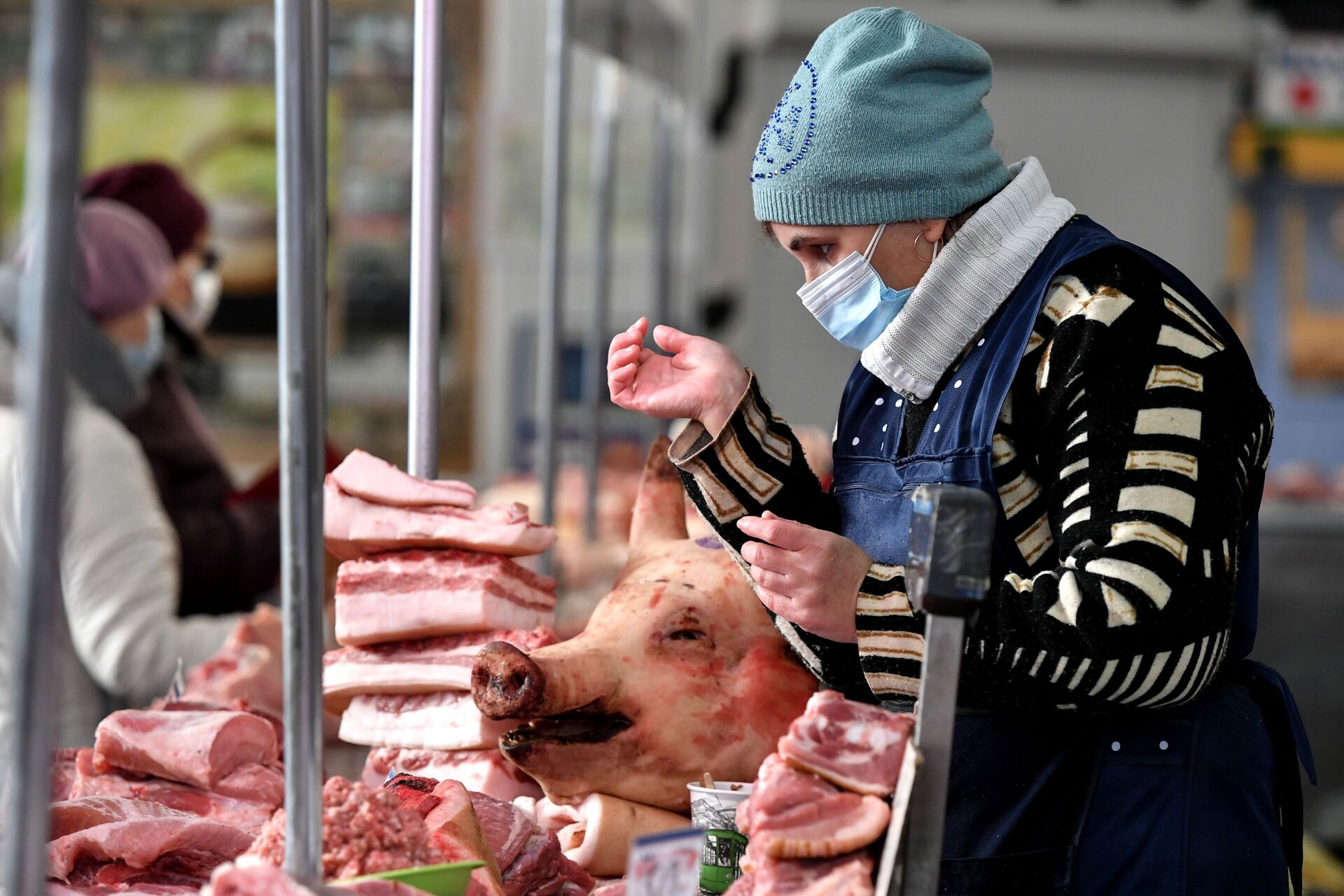 Comerciante vende carne suína em mercado na cidade de Simferopol, Rússia, 18 de novembro de 2020 - Sputnik Brasil, 1920, 25.10.2022