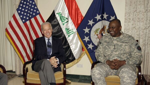 Joe Biden é visto com o general Lloyd Austin, principal comandante dos EUA no Iraque, em Bagdá, Iraque, em novembro de 2011 - Sputnik Brasil