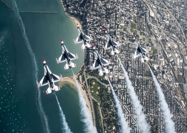 Pilotos de caças Thunderbirds Delta realizaram manobra aérea durante o Show Aéreo e Aquático de Chicago, nos EUA - Sputnik Brasil