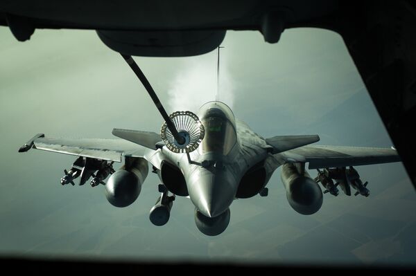Caça francês Dassault Rafale recebe combustível durante voo próximo ao Iraque - Sputnik Brasil