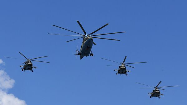 Helicópteros Mi-26 e Mi-8 voam sobre Moscou, Rússia - Sputnik Brasil