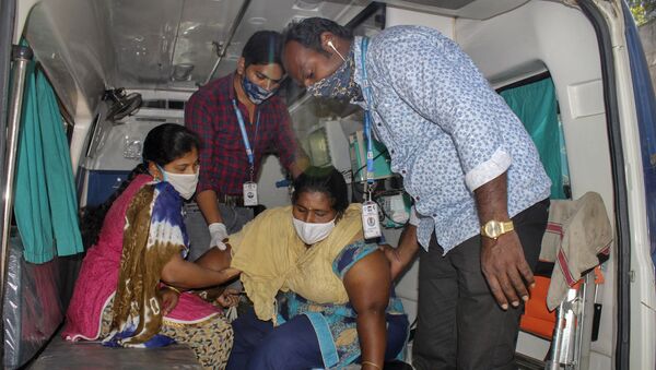 Paciente com doença misteriosa chega em ambulância a um hospital em Eluru - Sputnik Brasil
