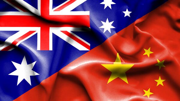 Montagem de bandeiras da China e Austrália (imagem referencial) - Sputnik Brasil