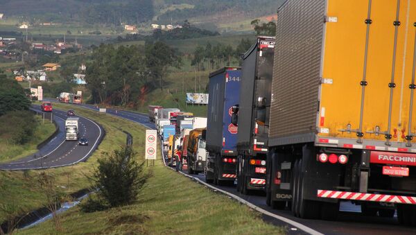 Caminhões percorrem a BR-101 no km 356 em Santa Catarina - Sputnik Brasil