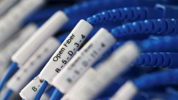 Cabos de fibra ótica para provedores de internet são vistos correndo em uma sala de servidores do Grupo Enel em Perugia, Itália - Sputnik Brasil