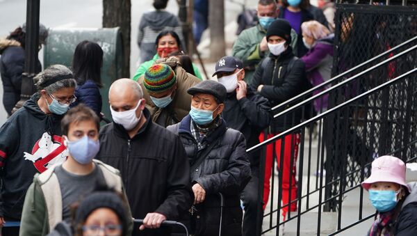 Moradores de Manhattan, em Nova York, caminham usando máscaras contra o coronavírus - Sputnik Brasil