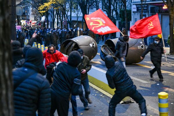 Manifestantes entram em confronto com policiais em Paris, em protesto contra o projeto de lei sobre segurança global
 - Sputnik Brasil