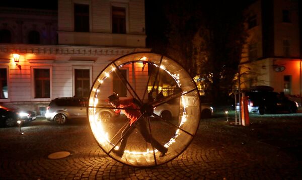 Pessoas assistem a uma atuação artística na véspera do Dia de São Nicolau em Praga, República Tcheca
 - Sputnik Brasil