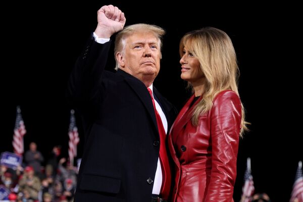 Presidente dos EUA, Donald Trump, com a sua esposa Melania durante campanha no estado da Geórgia
 - Sputnik Brasil