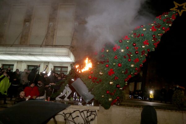 Manifestantes queimam árvore de Natal em frente do gabinete do primeiro-ministro da Albânia durante os confrontos em Tirana - Sputnik Brasil
