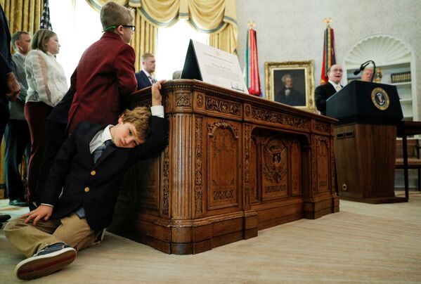 Neto de seis anos do atleta norte-americano Dan Gable espera enquanto seu avô discursa na Casa Branca, Washington
 - Sputnik Brasil