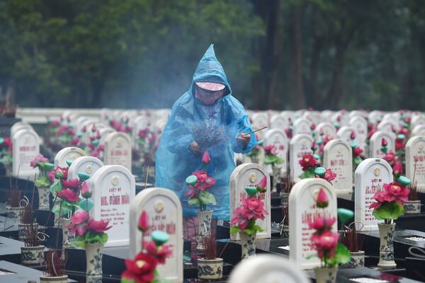Visitante acende bastões aromáticos no cemitério dos mártires de Truong Son, Vietnã
 - Sputnik Brasil