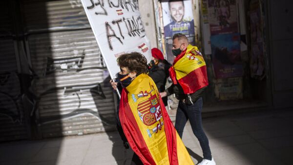 Participante de um protesto antigovernamental em Madri, Espanha - Sputnik Brasil