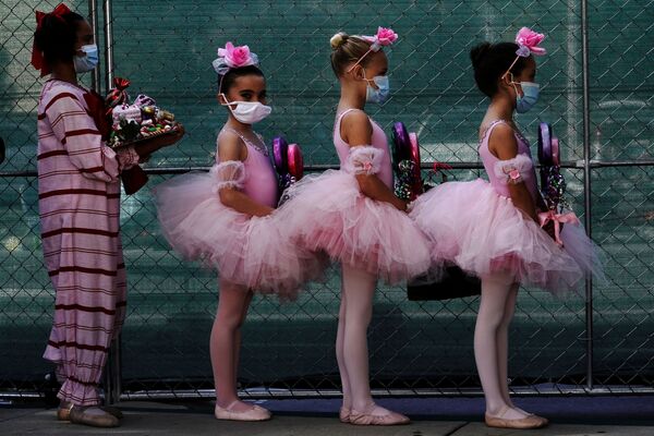 Estudantes da escola de balé de San Diego usando máscaras durante o espetáculo Quebra-Nozes
 - Sputnik Brasil