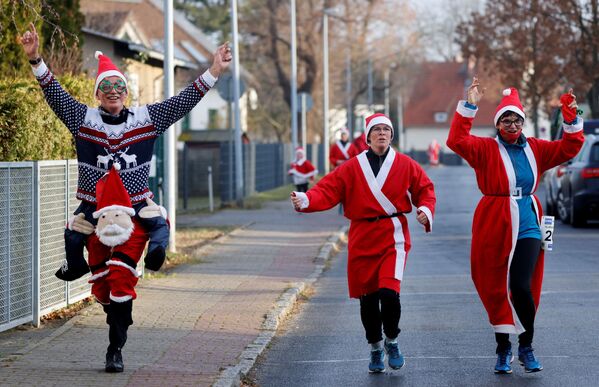 Pessoas em trajes de Papai Noel durante a corrida de São Nicolau em Berlim, Alemanha
 - Sputnik Brasil
