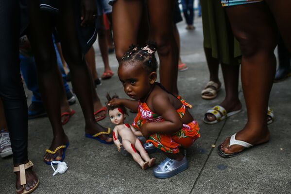 Menina segura boneca em Duque de Caxias
 - Sputnik Brasil