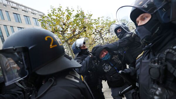 Policiais detém manifestante em Frankfurt, na Alemanha, que protestavam contra as medidas de restrição imposta pelo governo em virtude da pandemia da COVID-19. - Sputnik Brasil