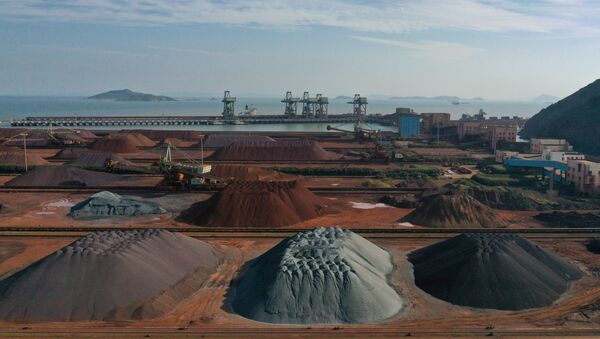 Montões de minério de ferro importado em um porto em Zhoushan, Zhejiang, China (foto de arquivo) - Sputnik Brasil