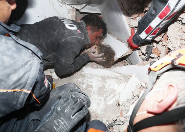 Equipes de resgate turcas salvam criança que ficou soterrada durante quatro dias em escombros na cidade turca de Izmir, após forte terremoto atingir Grécia e Turquia no mar Egeu em 30 de outubro - Sputnik Brasil